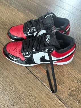 Nike Kids Low-Top Sneakers in Red, Black & White
